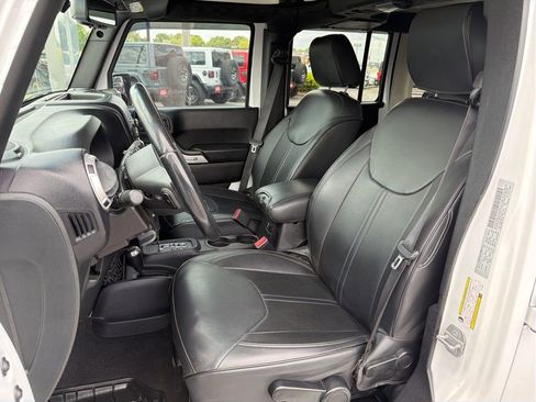 Used 2015 Jeep Wrangler Unlimited Sahara w/ Connectivity Group AWD/4WD image 26