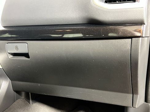 Used 2018 Nissan Titan SV w/ SV Convenience Package image 35