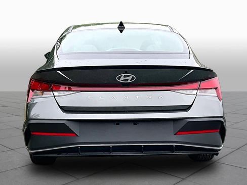 Used 2025 Hyundai Elantra Sport FWD image 4