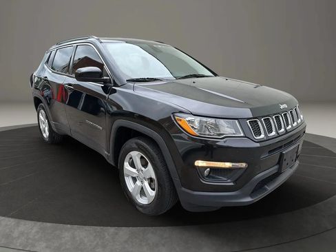 Used 2018 Jeep Compass Latitude w/ Popular Equipment Group AWD/4WD image 3