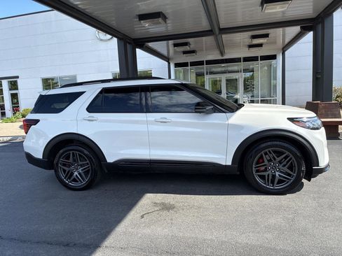 Used 2025 Ford Explorer ST w/ Sun And Sound Package AWD/4WD image 8