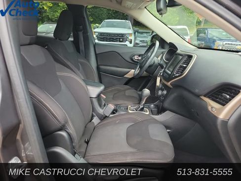 Used 2017 Jeep Cherokee Latitude w/ Cold Weather Group AWD/4WD image 26