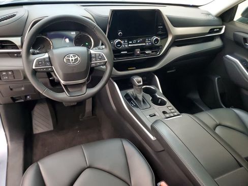 Used 2023 Toyota Highlander XLE FWD image 19