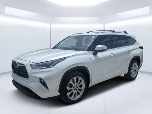 Used 2022 Toyota Highlander Limited FWD image 6