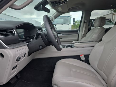 Used 2024 Jeep Wagoneer L Series III w/ Flexible Seating Group AWD/4WD image 26