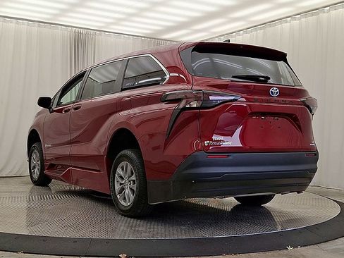 Used 2023 Toyota Sienna LE FWD image 12