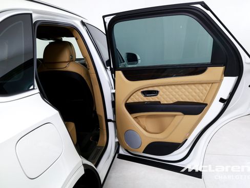 Used 2021 Bentley Bentayga Plug-In Hybrid AWD/4WD image 24