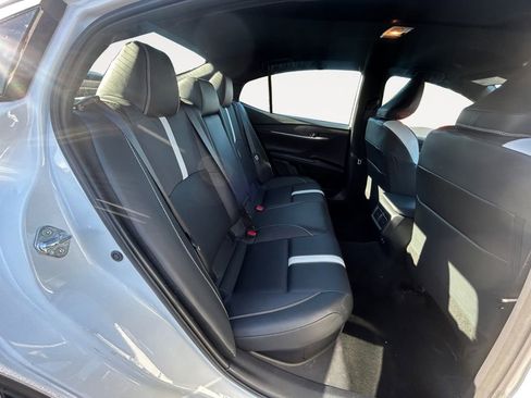 Used 2025 Toyota Camry SE image 11