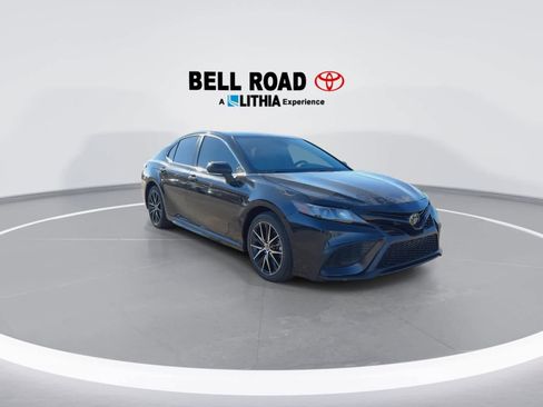 Used 2022 Toyota Camry SE image 2