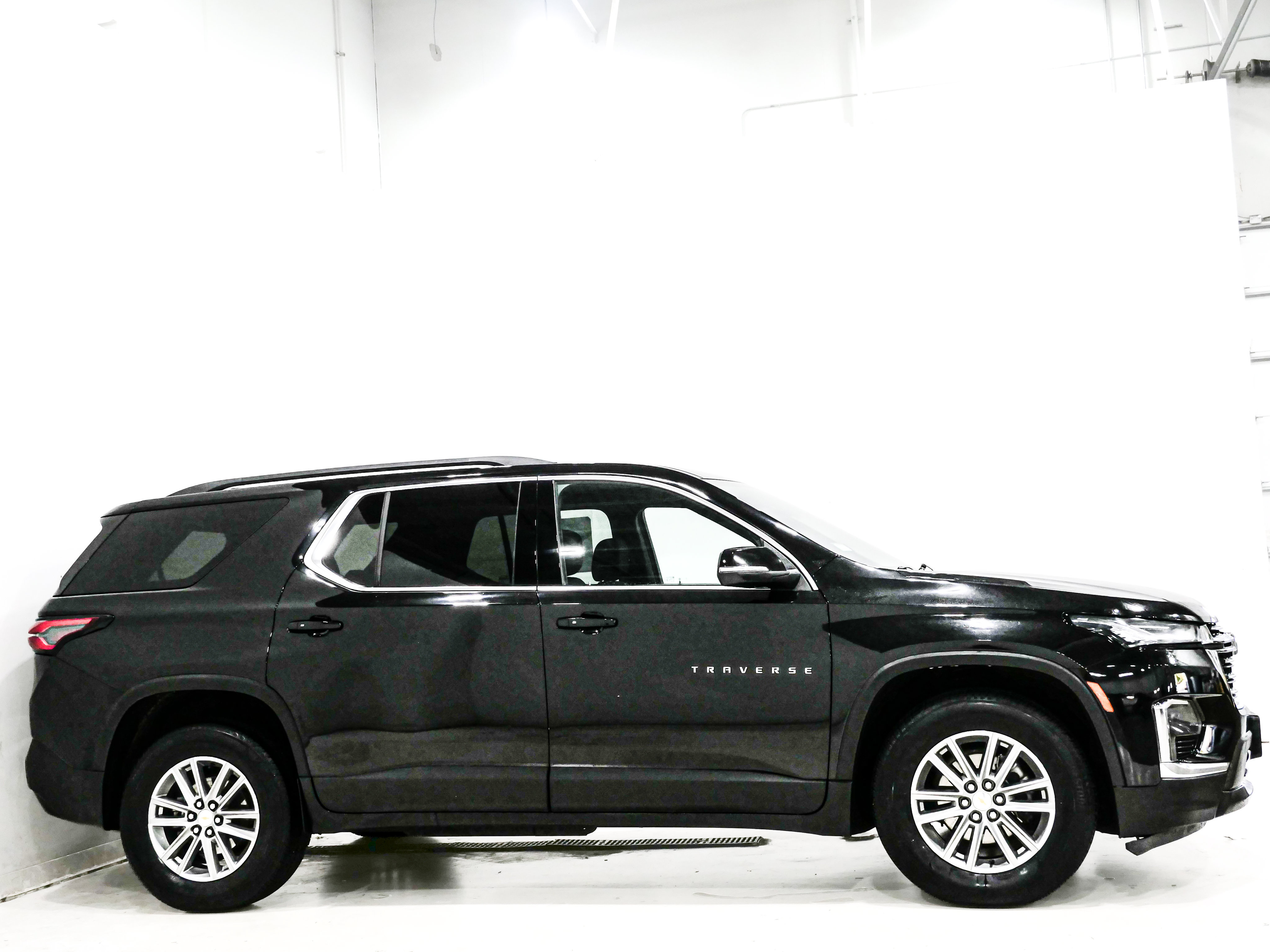 Used 2023 Chevrolet Traverse LT FWD image 4