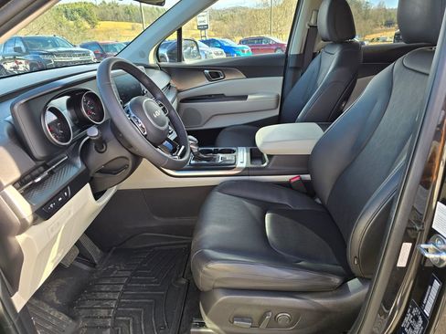 Used 2024 Kia Carnival LX image 4