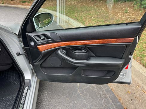 Used 2003 BMW M5 RWD image 40