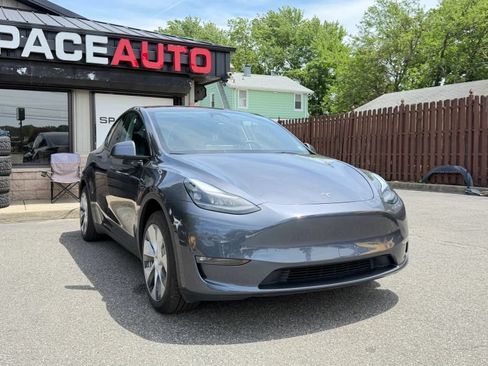 Used 2023 Tesla Model Y 2WD image 4