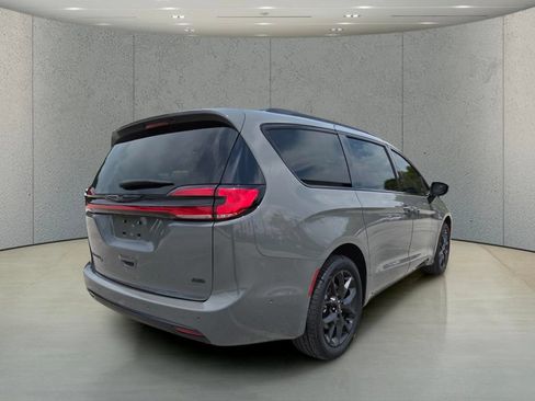 Used 2023 Chrysler Pacifica Touring-L w/ S Appearance Package AWD/4WD image 5