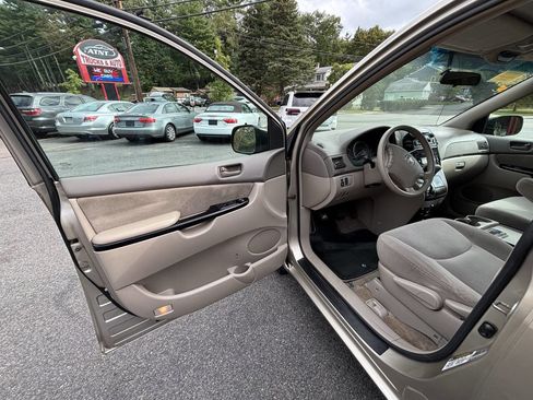 Used 2005 Toyota Sienna LE image 11