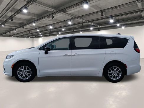 Used 2024 Chrysler Pacifica Touring-L image 13