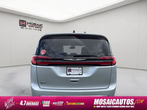 Used 2023 Chrysler Pacifica Touring-L FWD image 4