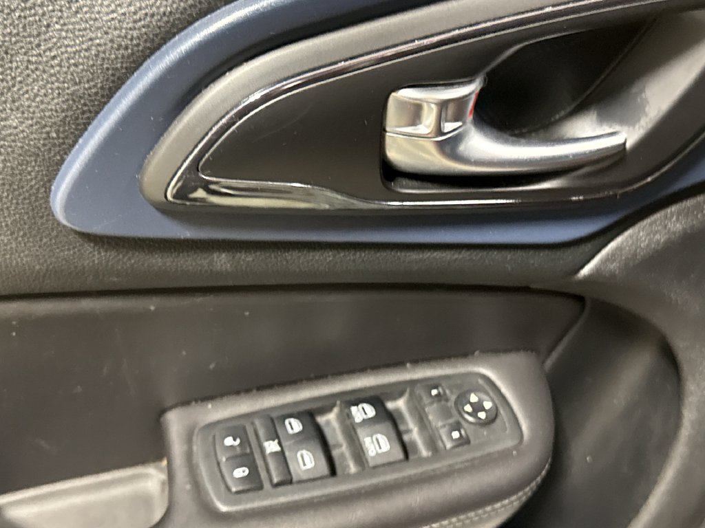 Used 2015 Chrysler 200 S FWD image 19
