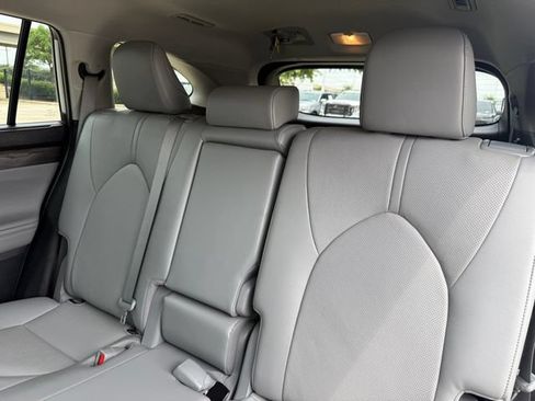 Used 2023 Toyota Highlander Limited FWD image 28