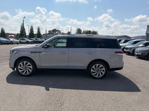 Used 2024 Lincoln Navigator Reserve AWD/4WD image 3