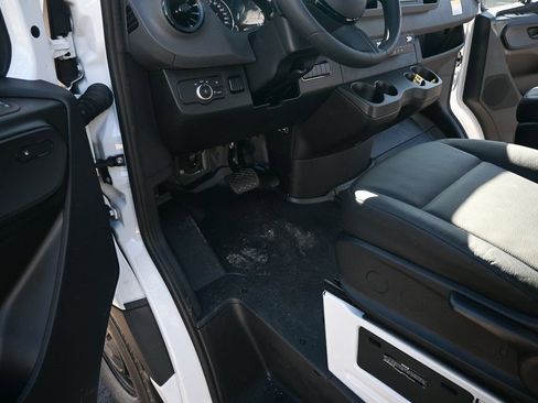 Used 2025 Mercedes-Benz Sprinter 2500 image 6