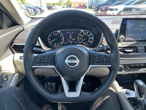 Used 2025 Nissan Altima 2.5 SV FWD image 28