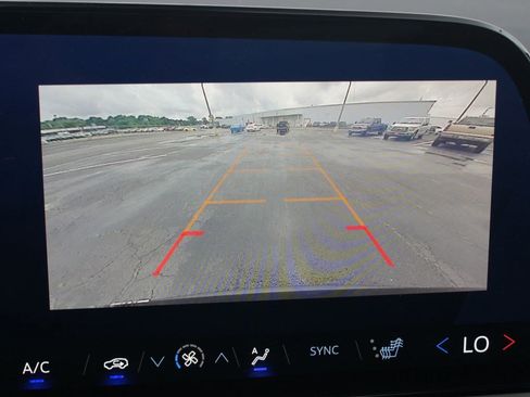Used 2025 Chevrolet Traverse LT AWD/4WD image 6