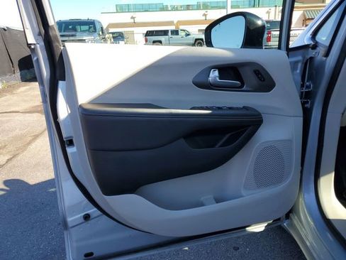 Used 2024 Chrysler Pacifica Touring-L image 22