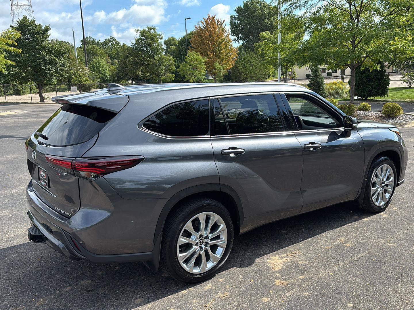 Used 2024 Toyota Highlander Limited AWD/4WD image 10