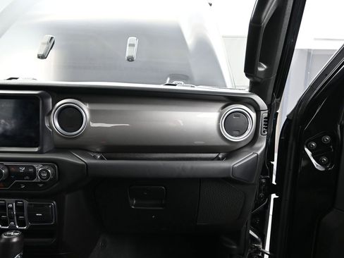 Used 2018 Jeep Wrangler Unlimited Sahara image 15