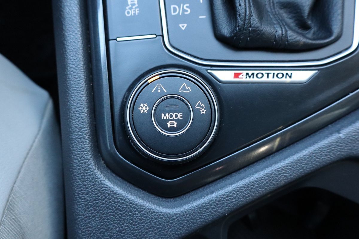 Used 2018 Volkswagen Tiguan SE w/ Panoramic Sunroof Package AWD/4WD image 18