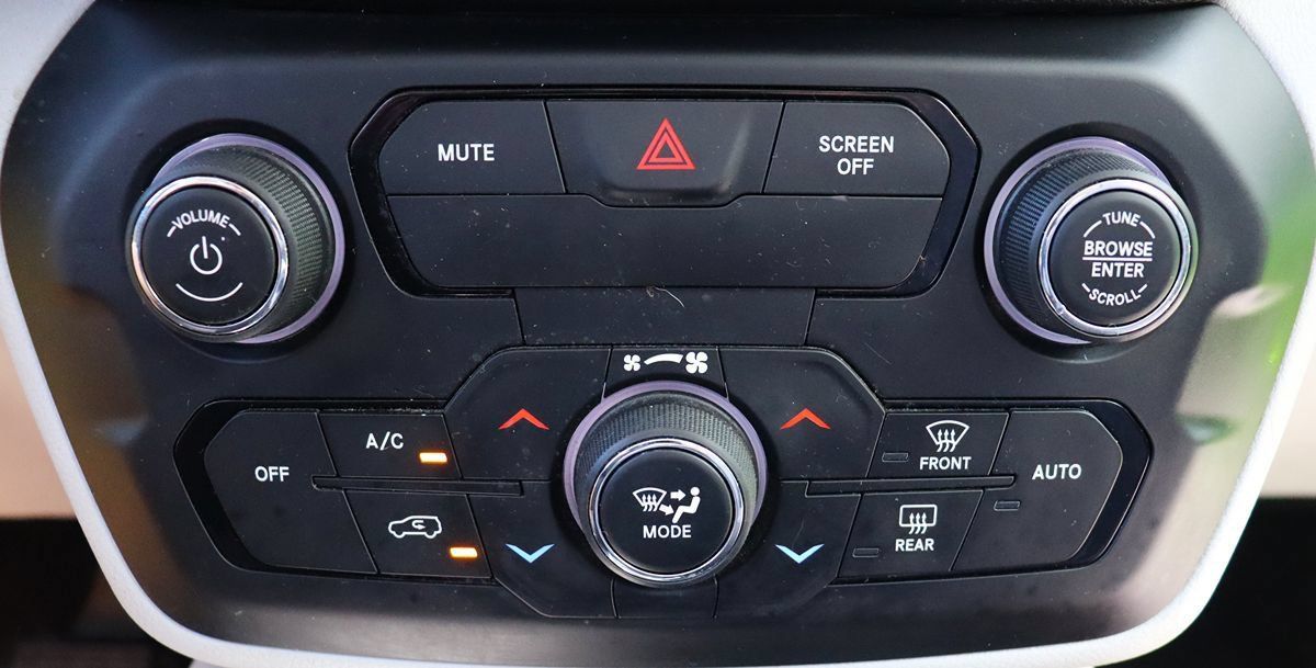 Used 2018 Jeep Renegade Latitude FWD image 46
