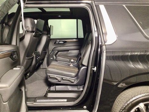Used 2025 Chevrolet Suburban High Country image 30