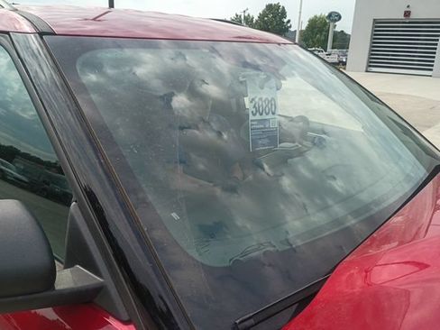 Used 2023 Ford Explorer XLT RWD image 9