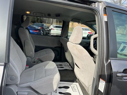 Used 2017 Toyota Sienna LE image 34
