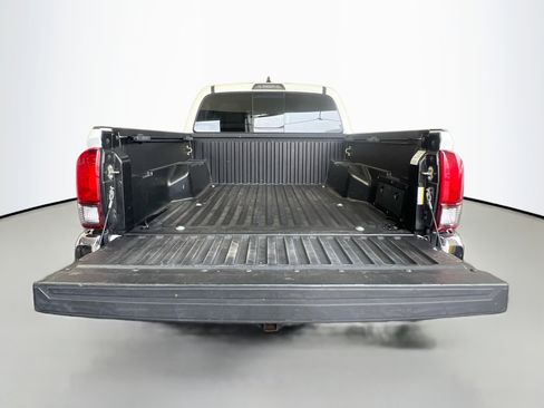 Used 2020 Toyota Tacoma SR5 RWD image 33