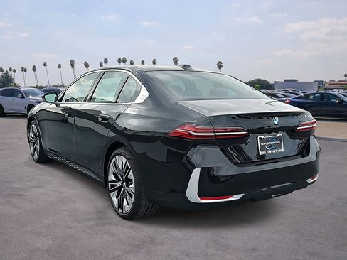 New 2026 BMW 530i w/ Convenience Package RWD image 7