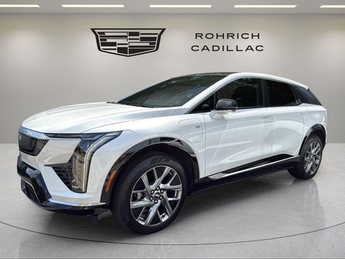Certified 2025 Cadillac Optiq Luxury 2 w/ LPO, Floor Liner Package AWD/4WD image 1