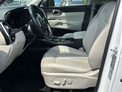 Used 2022 Kia Sorento EX w/ Panoramic Sunroof Package FWD image 4