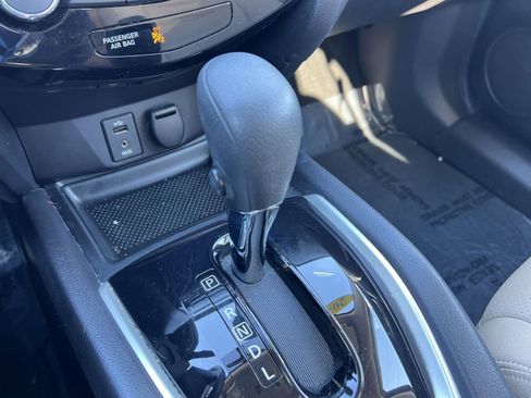 Used 2015 Nissan Rogue SV w/ SV Moonroof Package image 19