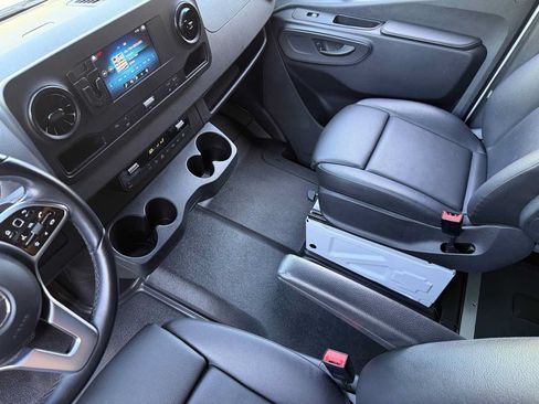 Used 2022 Mercedes-Benz Sprinter 2500 image 13