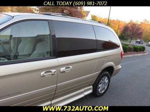 Used 2006 Chrysler Town & Country Limited w/ Trailer Tow Prep Group image 16