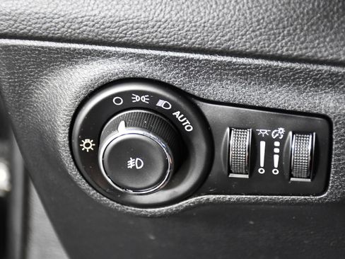 Used 2018 Jeep Compass Latitude w/ Cold Weather Group AWD/4WD image 34