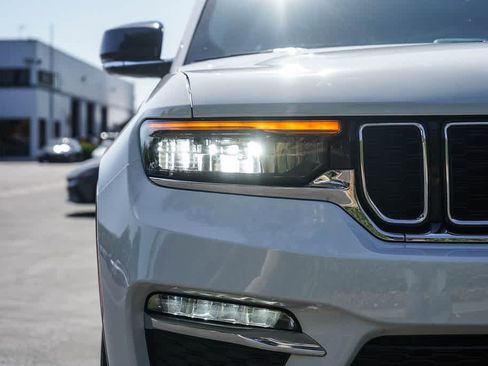 Used 2022 Jeep Grand Cherokee Limited 4xe w/ Luxury Tech Group II AWD/4WD image 10