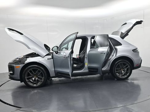 Used 2024 Porsche Macan AWD/4WD image 71