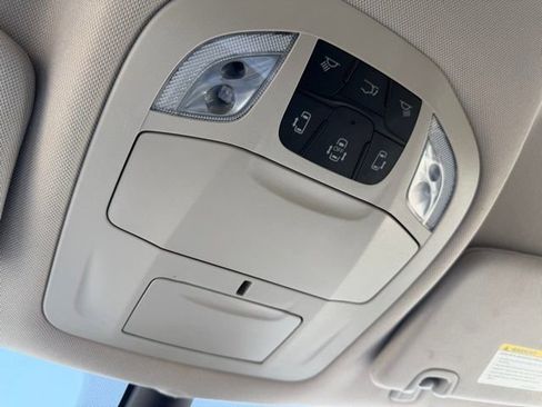 Used 2023 Chrysler Pacifica Touring-L FWD image 27