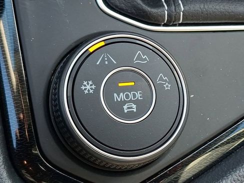 Used 2025 Volkswagen Taos SEL image 24