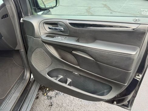 Used 2014 Dodge Grand Caravan SXT image 38