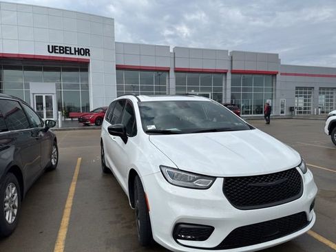 Used 2025 Chrysler Pacifica Limited image 2