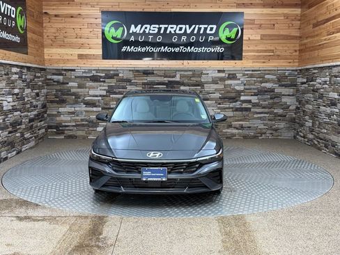 Used 2025 Hyundai Elantra Limited FWD image 3